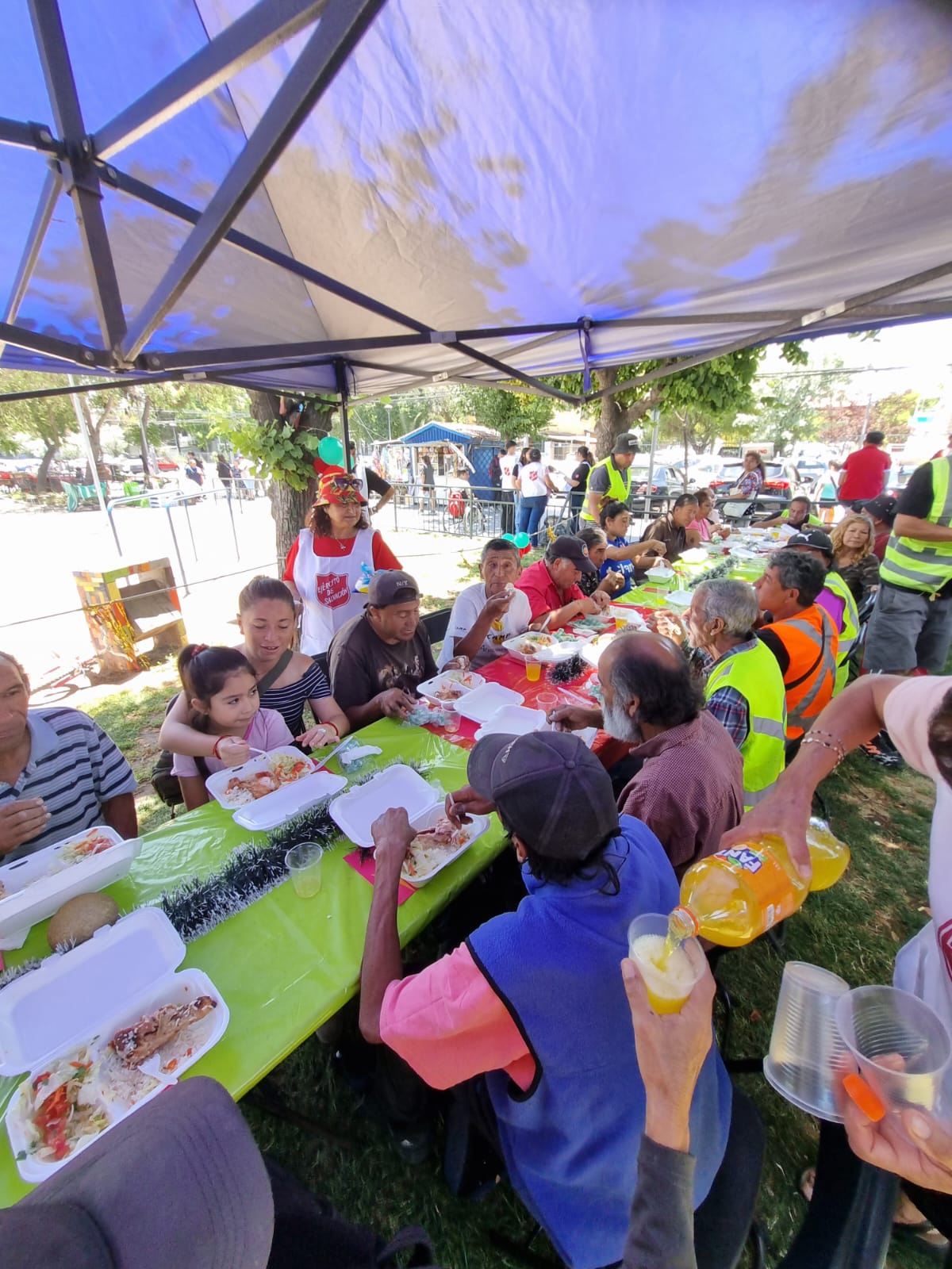 Voluntarios entregando alimentos